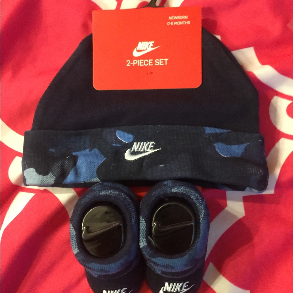0-6 months Nike Hat and Sock Set